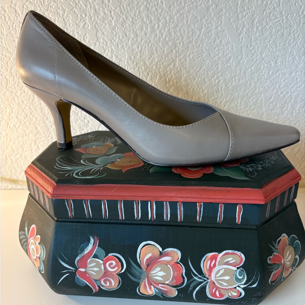 💥MoviNG sALe‼️ Bella~Vita Classic Gray Leather Pump. Sz 10N